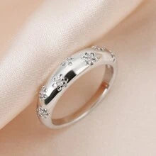 Anillo de cobre con zirconia y diseño floral de lujo.