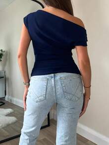 Blusa de corte elegante.