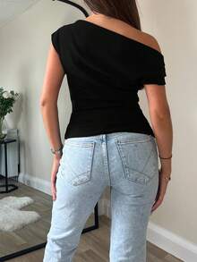 Blusa de corte elegante.