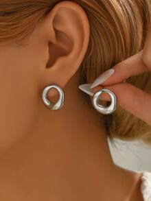 Pendiente con circulo hueco para mujer