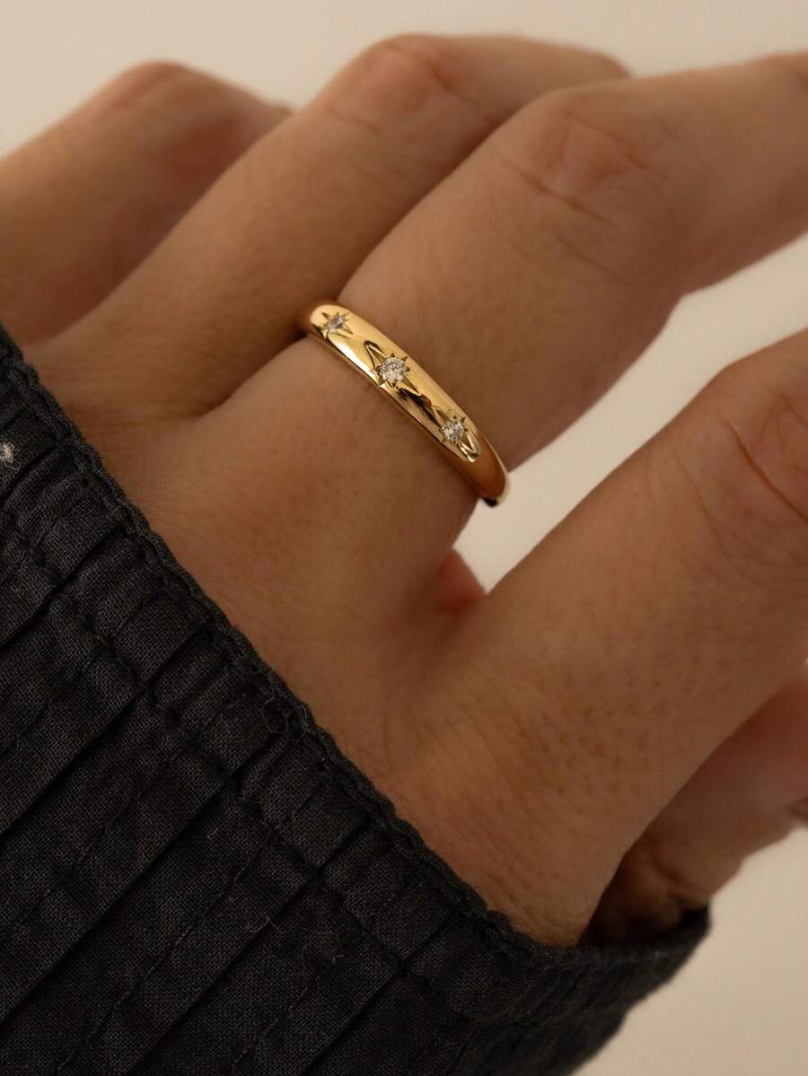 Anillo de cobre con zirconia y diseño floral de lujo.