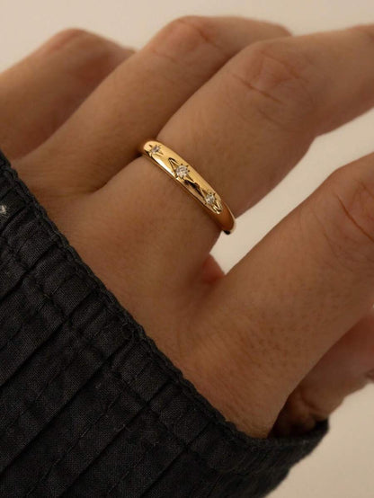Anillo de cobre con zirconia y diseño floral de lujo.
