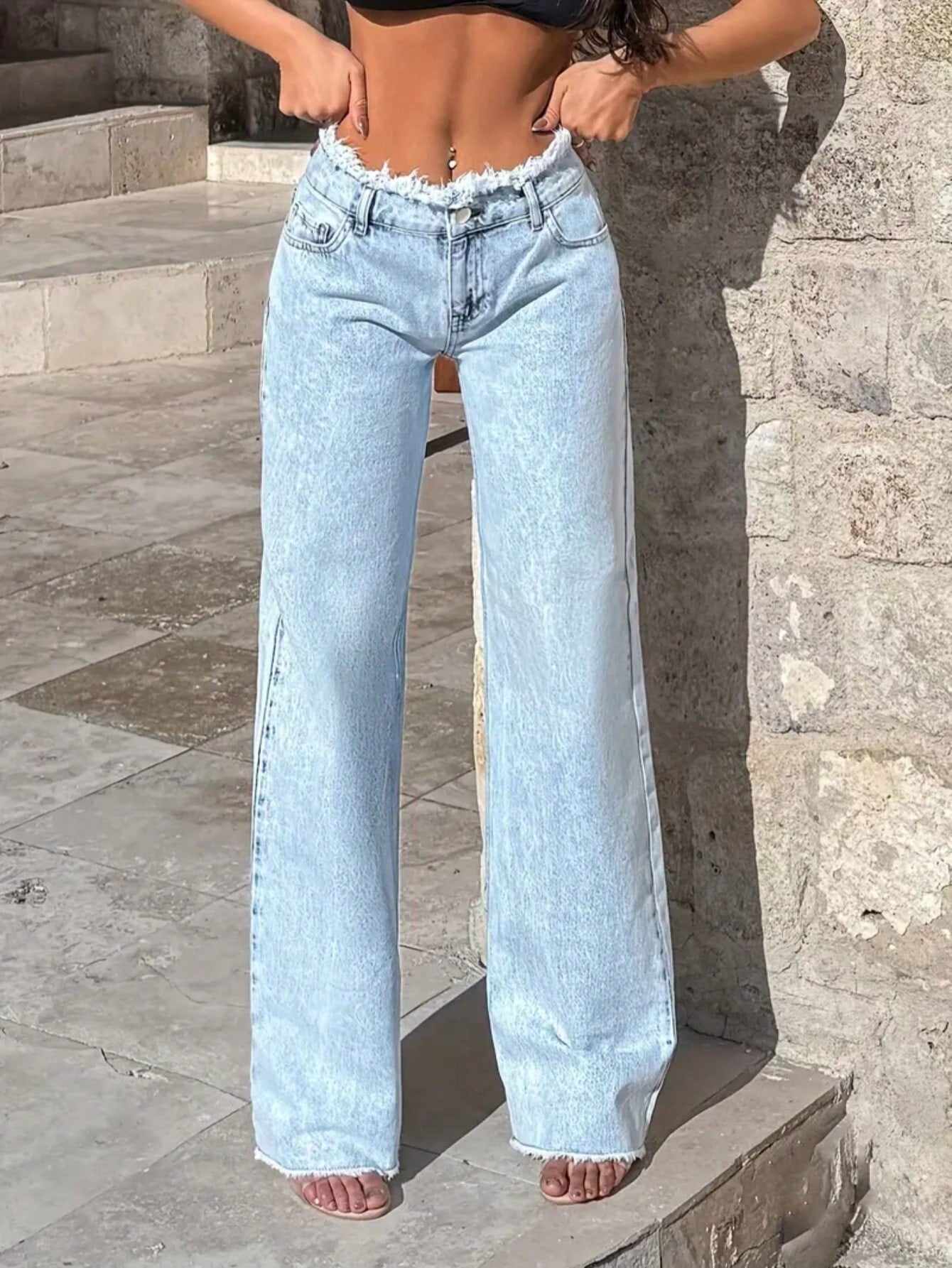 Pantalones con diseño desilachado