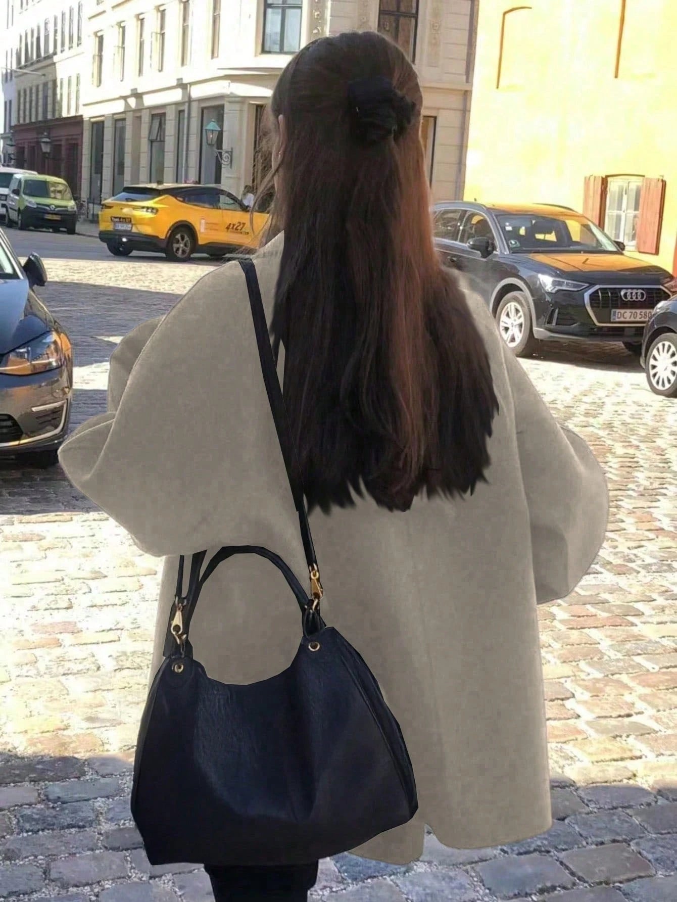 Abrigo con cuello vuelto, manga raglán y bolsillo frontal.