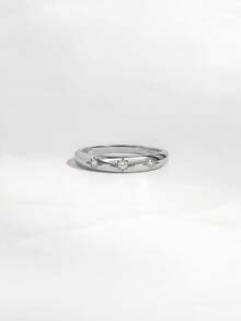 Anillo de cobre con zirconia y diseño floral de lujo.