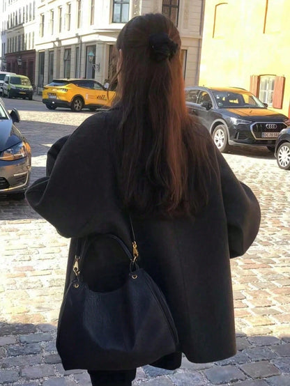 Abrigo con cuello vuelto, manga raglán y bolsillo frontal.