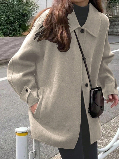 Abrigo con cuello vuelto, manga raglán y bolsillo frontal.