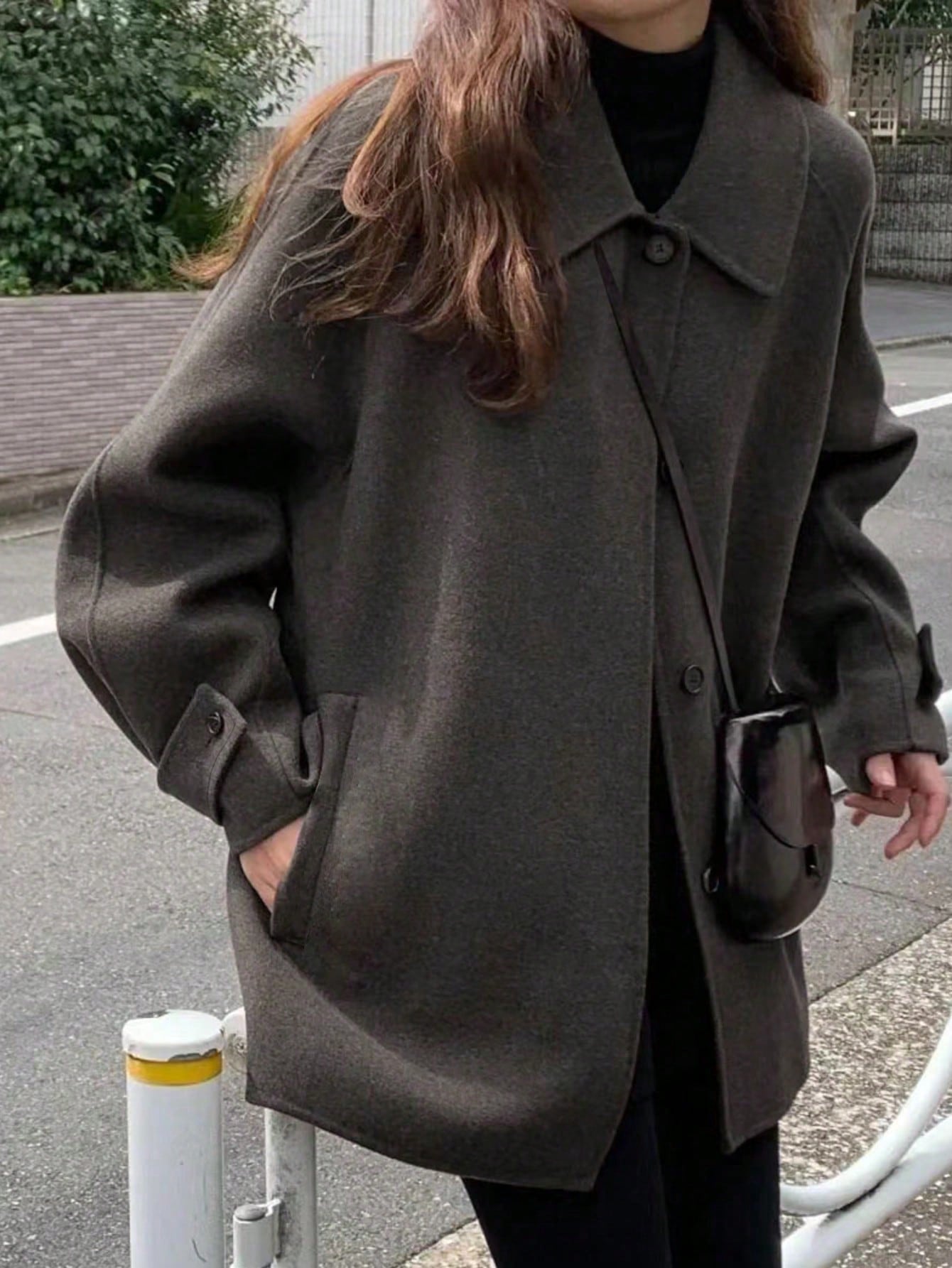 Abrigo con cuello vuelto, manga raglán y bolsillo frontal.