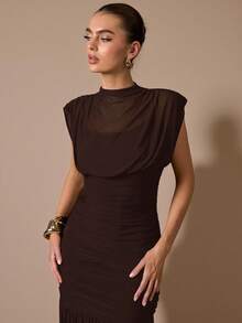 Vestido envolvente con pliegues