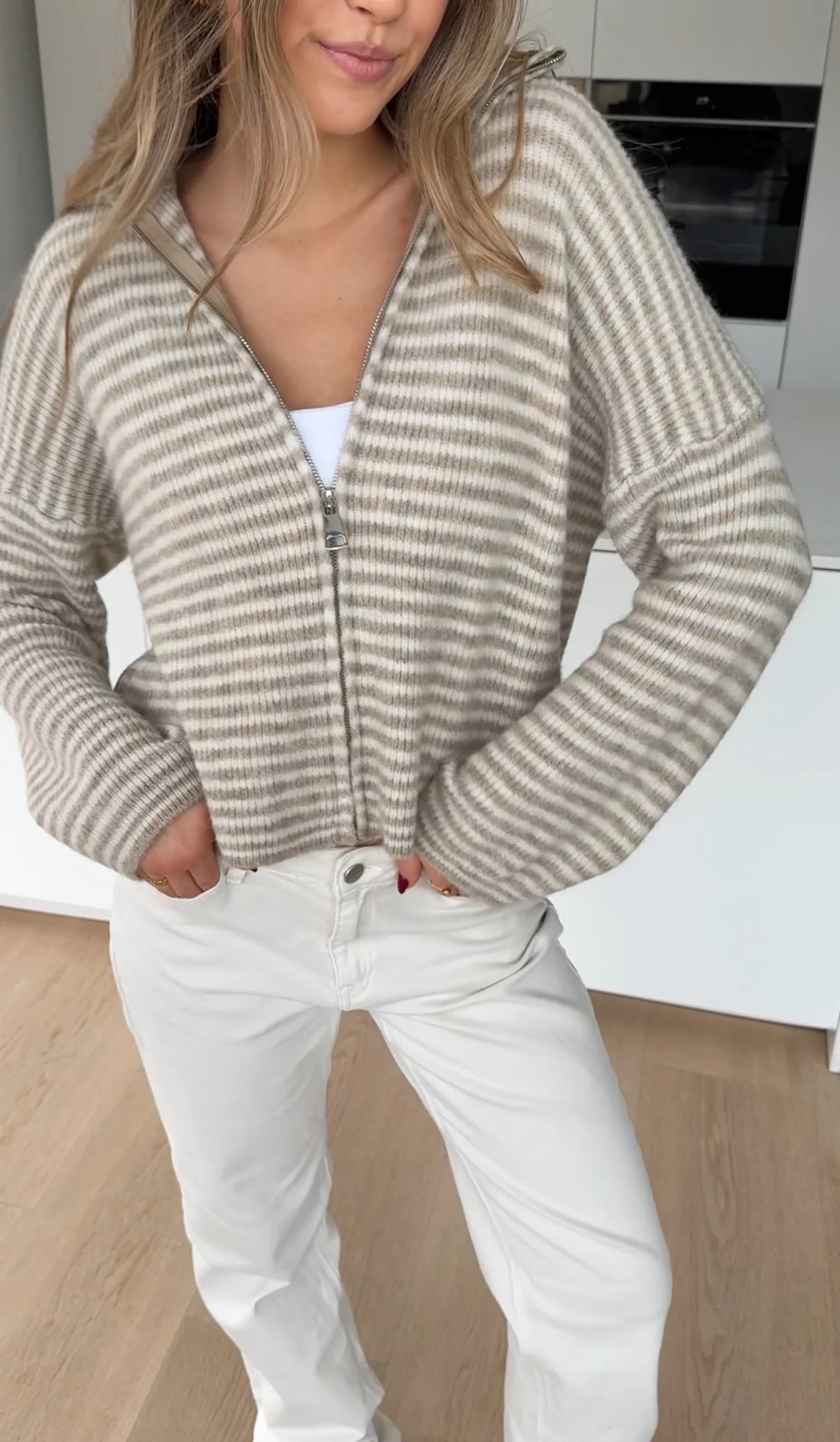 CARDIGAN DE PUNTO A RAYAS CON CREMALLERA CREMA